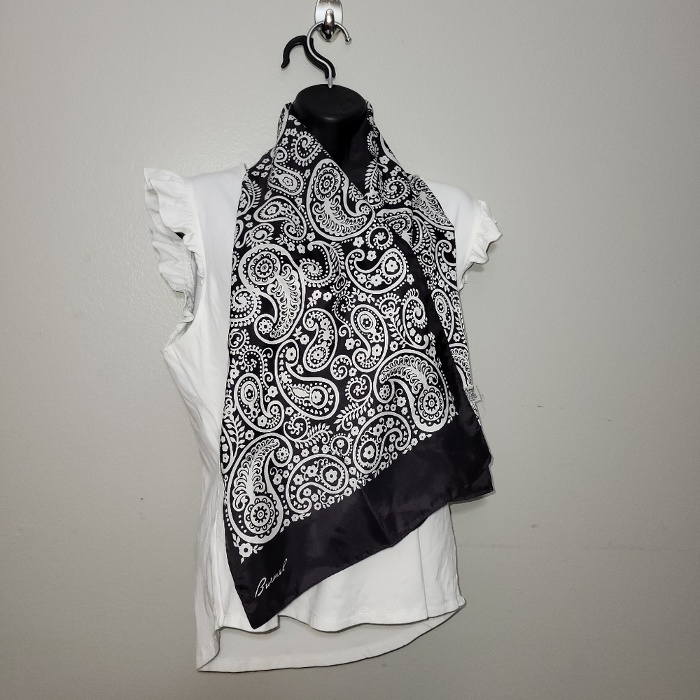 ☀️ Burmel black and white paisley scarf.